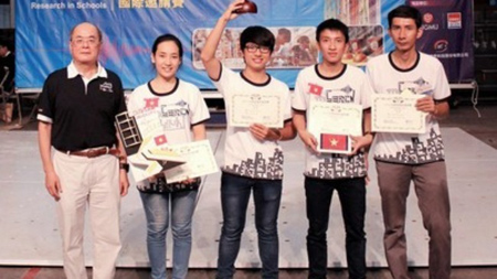 4 sinh viên trường Đại học Duy Tân (Đà Nẵng) đã giành giải Nhất tại Cuộc thi “Thiết kế Mô hình Nhà chống Động đất”, tổ chức tại Đài Loan.